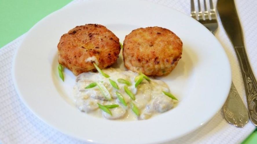 Рецепт детских куриных котлет под соусом