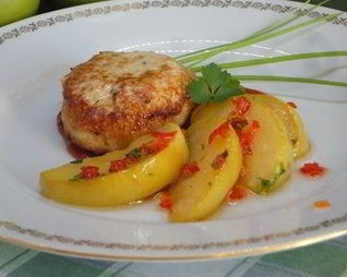 Котлеты из индейки с жареными яблоками