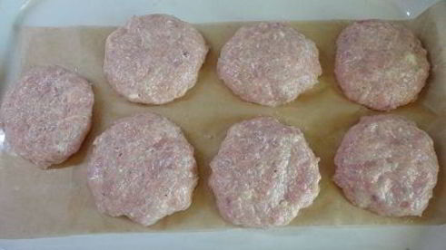 котлеты из индейки с жареными яблоками