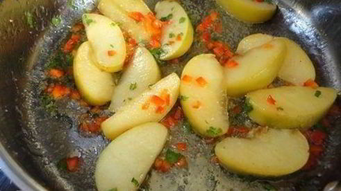 котлеты из индейки с жареными яблоками