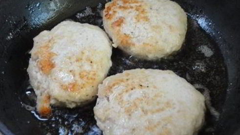 котлеты из индейки с жареными яблоками