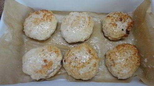котлеты из индейки с жареными яблоками
