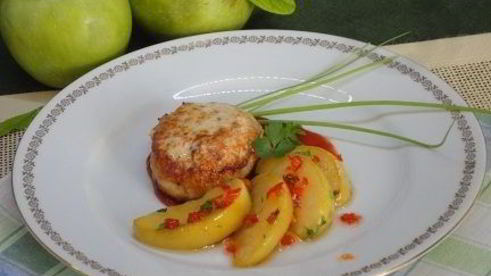 котлеты из индейки с жареными яблоками