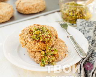 Котлеты из картофеля и свинины с соусом из маринованных огурцов