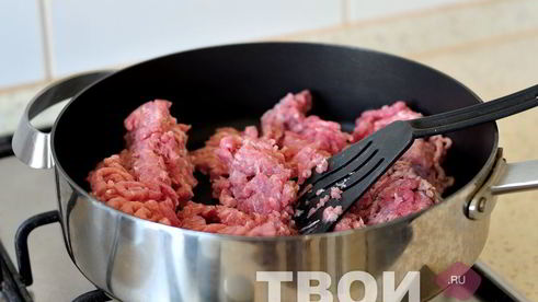 котлеты из картофеля и свинины с соусом из маринованных огурцов