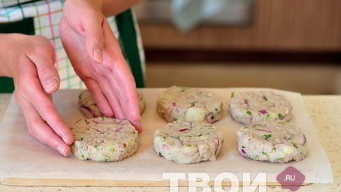 котлеты из картофеля и свинины с соусом из маринованных огурцов