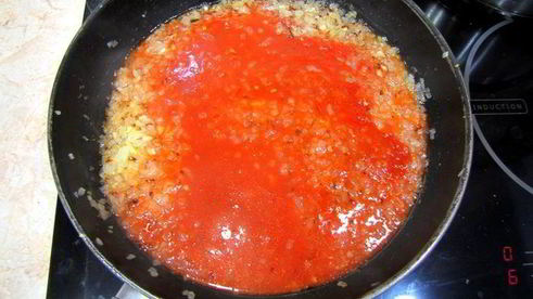 котлеты из судака и сазана в томатном соусе