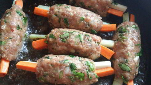 котлеты по-корейски на подушке из риса с овощами