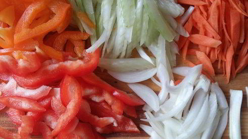 котлеты по-корейски на подушке из риса с овощами