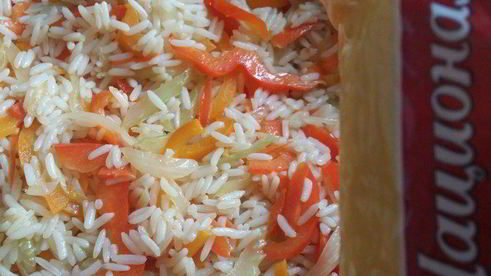 котлеты по-корейски на подушке из риса с овощами