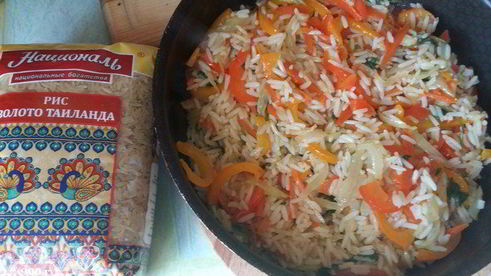 котлеты по-корейски на подушке из риса с овощами