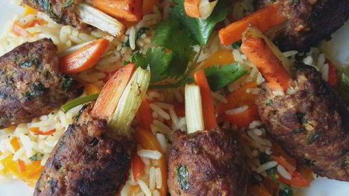 котлеты по-корейски на подушке из риса с овощами