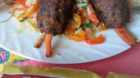 котлеты по-корейски на подушке из риса с овощами