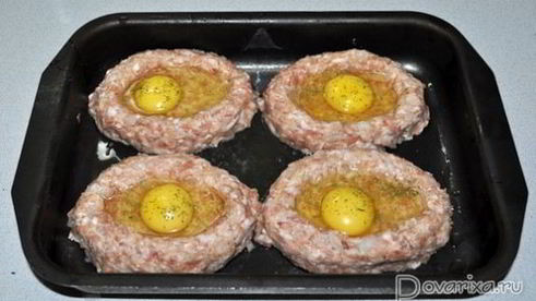 котлеты, запеченные с яйцами