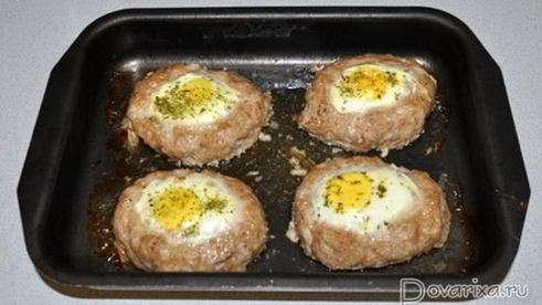котлеты, запеченные с яйцами