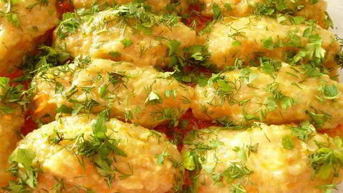 куриные котлетки с кабачком, запеченные с овощами