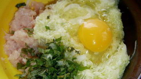 куриные котлеты с кабачком и мятой