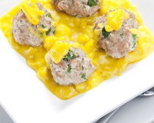 Куриные котлеты с киноа и яблочным соусом