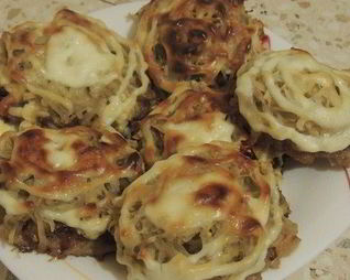 Стожки с фаршем, грибами и тертым картофелем