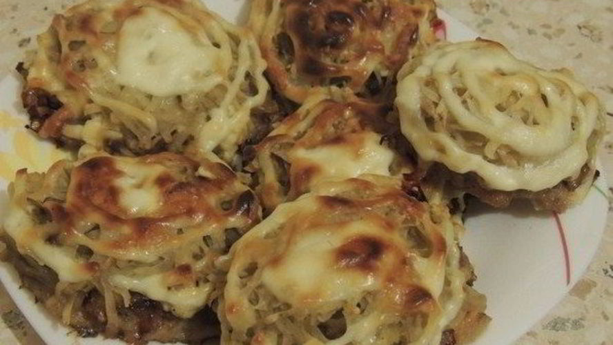 Рецепт стожков с фаршем, грибами и тертым картофелем