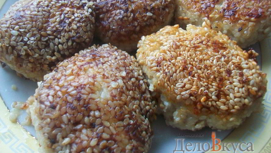 Рецепт свиных котлет с сыром пармезан в кунжутной панировке