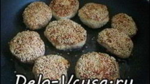 свиные котлеты с сыром пармезан в кунжутной панировке