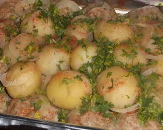 Запеченные котлеты и картофель Дружная семейка