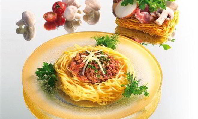 Лапша с копченой грудинкой и грибами