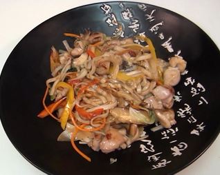 Лапша удон с курицей и овощами