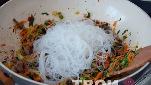 лапша в воке