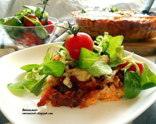 Лазанья из ржаных блинчиков с курицей, томатами и базиликом