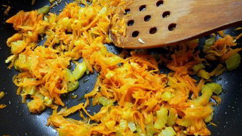 лазанья из ржаных блинчиков с курицей, томатами и базиликом