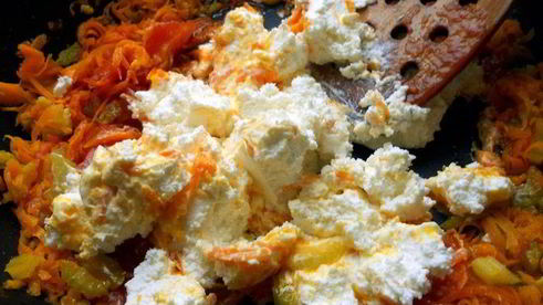 лазанья из ржаных блинчиков с курицей, томатами и базиликом