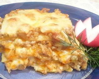 Лазанья с мясом, беконом и овощами под соусом бешамель