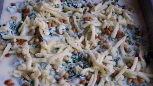 лазанья со шпинатом, рикоттой и кедровыми орешками