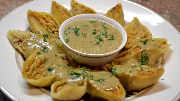 Рецепт Фаршированных макарон ракушки под грибным соусом