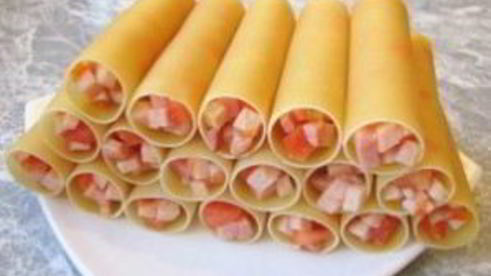 каннеллони с беконом под томатным соусом