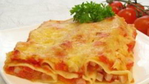 каннеллони с беконом под томатным соусом