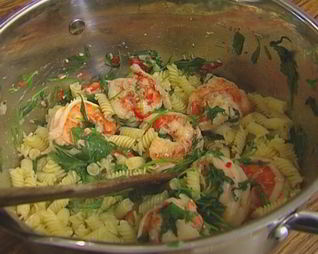 Макароны с креветками и руколой
