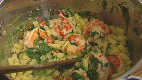 Рецепт Макарон с креветками и руколой