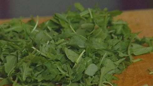 макароны с креветками и руколой