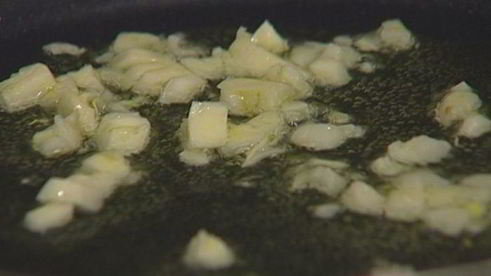 макароны с креветками и руколой