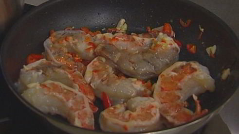 макароны с креветками и руколой