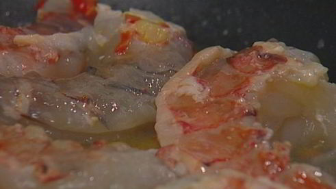 макароны с креветками и руколой