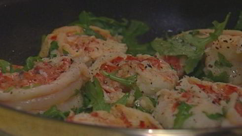 макароны с креветками и руколой