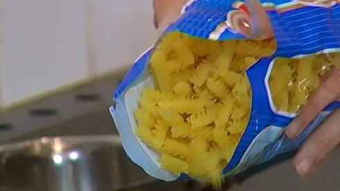 макароны с креветками и руколой