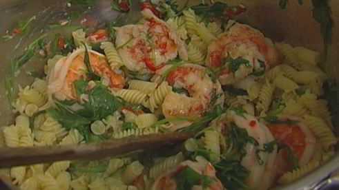 макароны с креветками и руколой