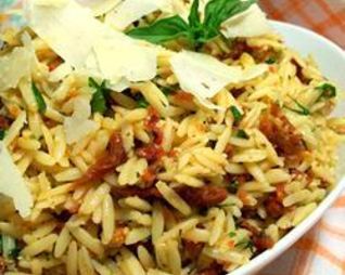 Макароны с вялеными помидорами и базиликом