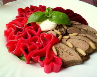 Макарошки, окрашенные свекольным соком с печенью, свеклой и кедровыми орешками