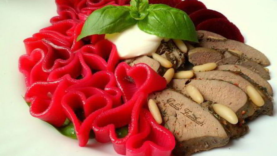 Рецепт макарошек, окрашенных свекольным соком с печенью, свеклой и кедровыми орешками